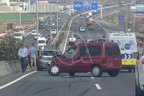 Un accidente con dos vehículos implicados en la GC-1 genera retenciones en dirección sur/TA.