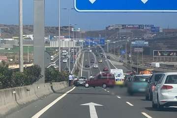 Un accidente con dos vehículos implicados en la GC-1 genera retenciones en dirección sur/TA.