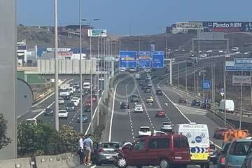 Un accidente con dos vehículos implicados en la GC-1 genera retenciones en dirección sur/TA.