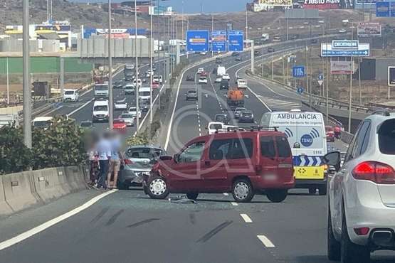 Un accidente con dos vehículos implicados en la GC-1 genera retenciones en dirección sur/TA.