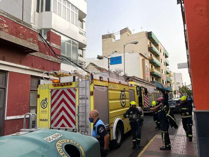 Los bomberos en el lugar del incendio/TA.