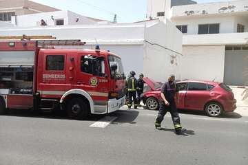 Aparatoso vuelco de un turismo en la carretera de Marzagán/TA.