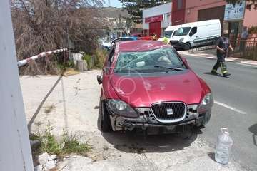 Aparatoso vuelco de un turismo en la carretera de Marzagán/TA.