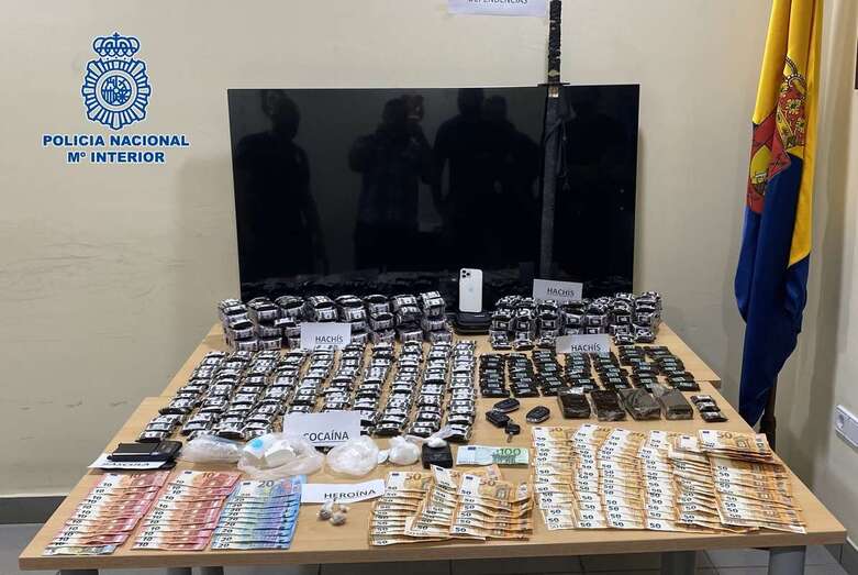 Los arrestados vendían presuntamente sustancias estupefacientes en una plaza y desde el domicilio de uno de ellos / TA