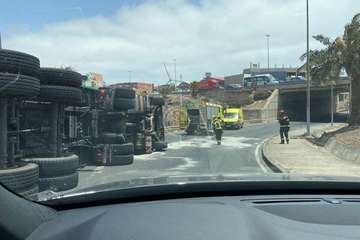 Un camión vuelca en el acceso al vial costero de Telde desde la GC-1 por Salinetas/TA.