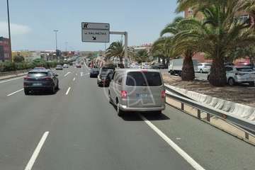 Un camión vuelca en el acceso al vial costero de Telde desde la GC-1 por Salinetas/TA.