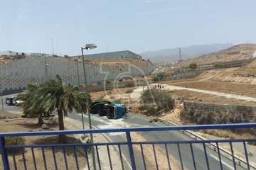 Un camión vuelca en el acceso al vial costero de Telde desde la GC-1 por Salinetas/TA.