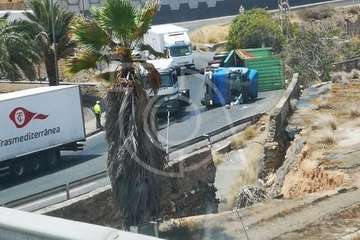 Un camión vuelca en el acceso al vial costero de Telde desde la GC-1 por Salinetas/TA.