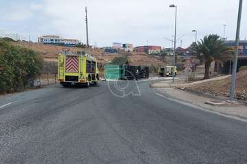 Un camión vuelca en el acceso al vial costero de Telde desde la GC-1 por Salinetas/TA.
