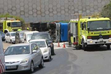 Un camión vuelca en el acceso al vial costero de Telde desde la GC-1 por Salinetas/TA.