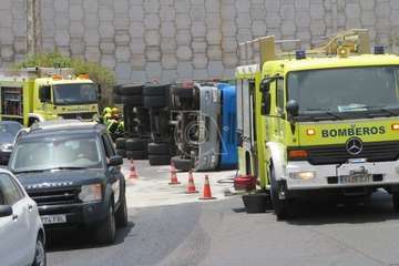 Un camión vuelca en el acceso al vial costero de Telde desde la GC-1 por Salinetas/TA.