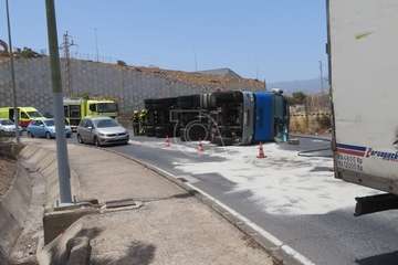 Un camión vuelca en el acceso al vial costero de Telde desde la GC-1 por Salinetas/TA.