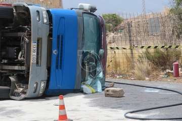 Un camión vuelca en el acceso al vial costero de Telde desde la GC-1 por Salinetas/TA.