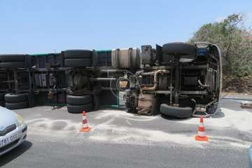Un camión vuelca en el acceso al vial costero de Telde desde la GC-1 por Salinetas/TA.