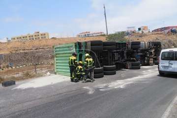 Un camión vuelca en el acceso al vial costero de Telde desde la GC-1 por Salinetas/TA.