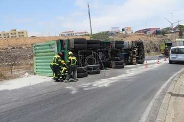 Un camión vuelca en el acceso al vial costero de Telde desde la GC-1 por Salinetas/TA.
