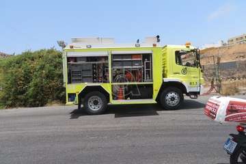 Un camión vuelca en el acceso al vial costero de Telde desde la GC-1 por Salinetas/TA.