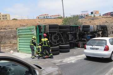 Un camión vuelca en el acceso al vial costero de Telde desde la GC-1 por Salinetas/TA.