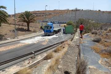 Un camión vuelca en el acceso al vial costero de Telde desde la GC-1 por Salinetas/TA.