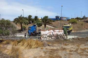 Un camión vuelca en el acceso al vial costero de Telde desde la GC-1 por Salinetas/TA.