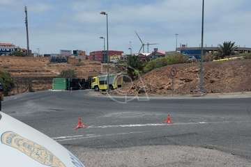 Un camión vuelca en el acceso al vial costero de Telde desde la GC-1 por Salinetas/TA.