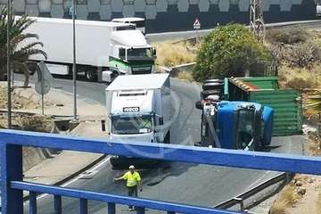 Un camión vuelca en el acceso al vial costero de Telde desde la GC-1 por Salinetas/TA.