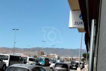 Operación de agentes encapuchados de la Guardia Civil en un inmueble de Los Llanos de Telde/TA.