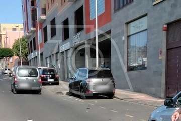 Operación de agentes encapuchados de la Guardia Civil en un inmueble de Los Llanos de Telde/TA.