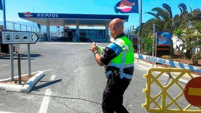 Imagen de archivo de un agente de la Policía Local en la abandonada estación de servicios de Repsol/TA.