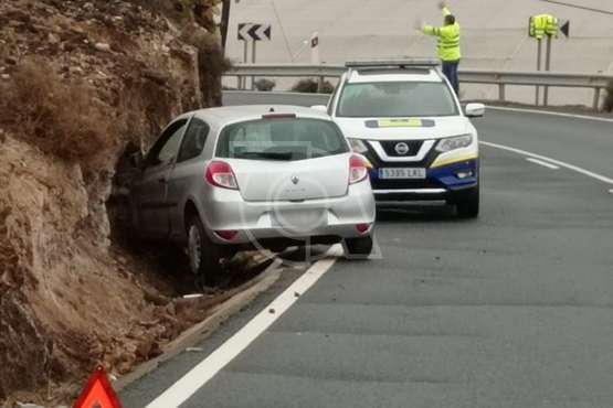 Un turismo se sale de la vía en la carretera de El Goro e impacta contra el talud rocoso/TA.