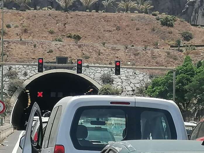 Los semáforos en rojo en la entrada al túnel Adolfo Cañas, hace unos minutos