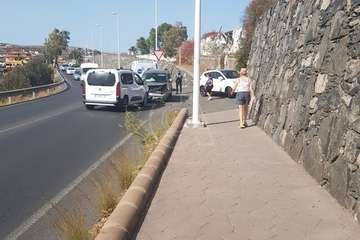 Dos vehículos sufren importantes daños en una colisión frontal en Telde/TA.