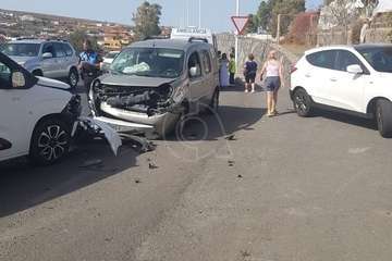 Dos vehículos sufren importantes daños en una colisión frontal en Telde/TA.