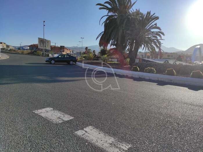 El turismo en medio de la Avenida Alcalde Alejandro Castro, obstaculizando el giro de los vehículos/TA.