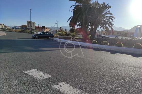 Vehículo sin conductor en medio de la Avenida Alcalde Alejandro Castro/TA.