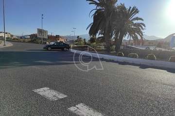 Vehículo sin conductor en medio de la Avenida Alcalde Alejandro Castro/TA.