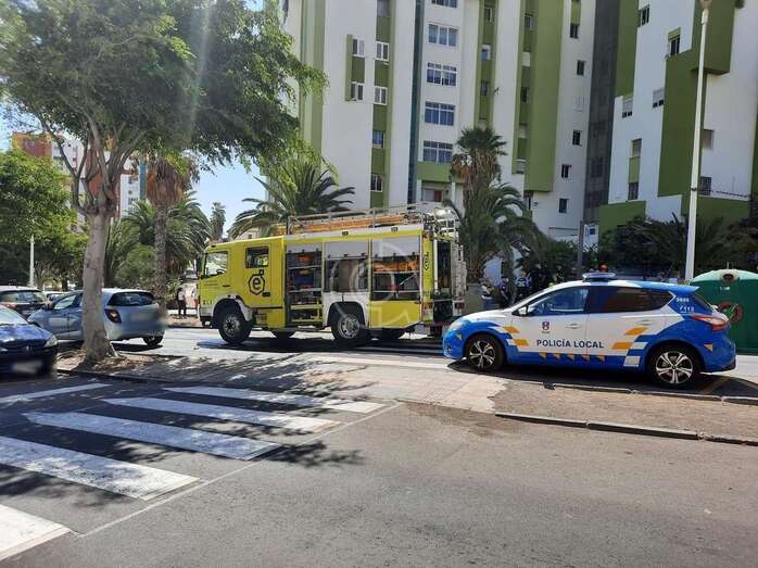 Bomberos y Policía Local en la zona del incendio/TA.