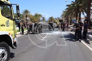 Aparatoso vuelco lateral de un vehículo en la Avenida del Cabildo de Telde/TA.
