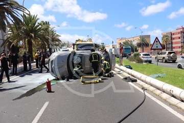 Aparatoso vuelco lateral de un vehículo en la Avenida del Cabildo de Telde/TA.