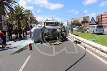 Aparatoso vuelco lateral de un vehículo en la Avenida del Cabildo de Telde/TA.