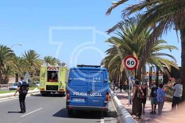 Aparatoso vuelco lateral de un vehículo en la Avenida del Cabildo de Telde/TA.