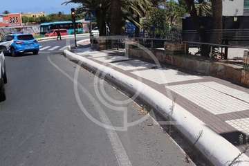 Aparatoso vuelco lateral de un vehículo en la Avenida del Cabildo de Telde/TA.