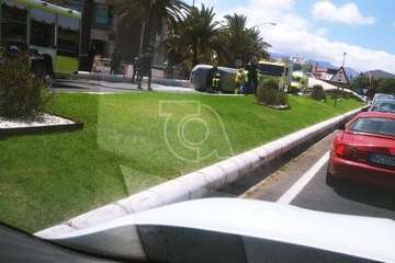 Aparatoso vuelco lateral de un vehículo en la Avenida del Cabildo de Telde/TA.