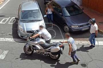 Un vehículo arrolla a un motorista en un cruce de calles de La Pardilla (Telde)/TA.