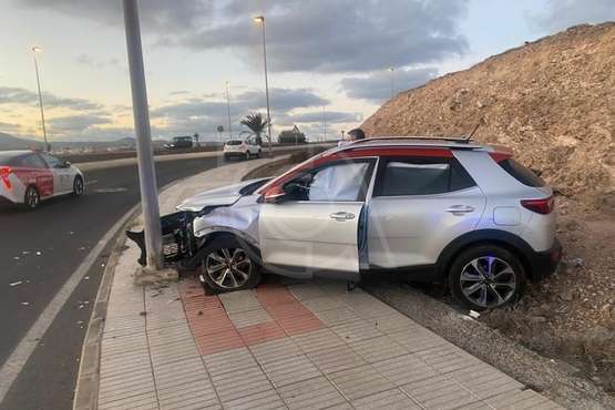 Accidente de un vehículo en el vial costero de Telde/TA.