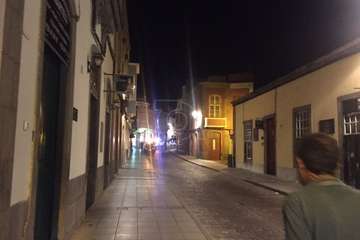 Un conductor ebrio circula en dirección contraria por la calle principal del casco viejo de Telde/TA.