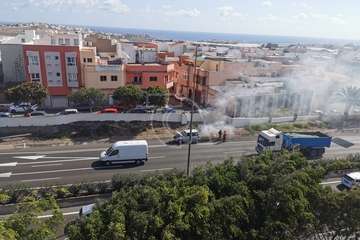 Un vehículo sufre un pequeño incendio cuando circulaba por la GC-1 a la altura de Telde/TA.