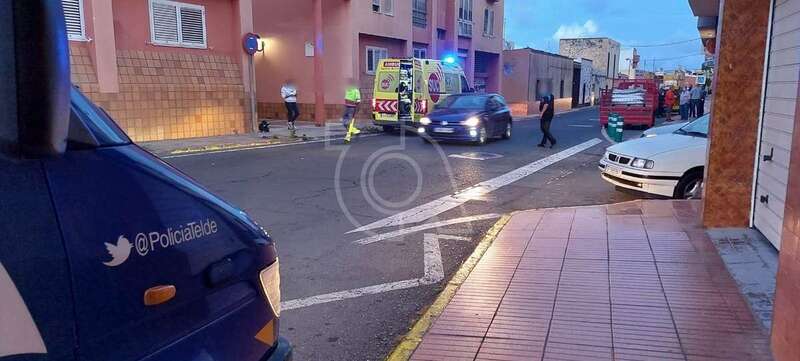 La ambulancia y la Policía Local en el lugar del accidente/TA.