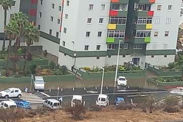 Una bolsa de agua deja incomunicados a los vecinos de un edificio de Jinámar (Telde)/TA.