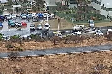 Una bolsa de agua deja incomunicados a los vecinos de un edificio de Jinámar (Telde)/TA.